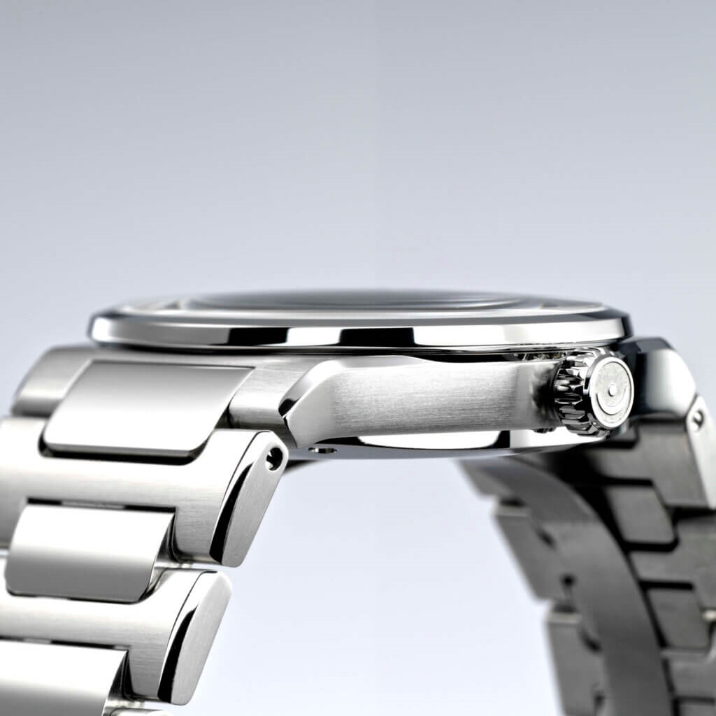 Side profile of the MeisterSinger Kaenos case and bracelet