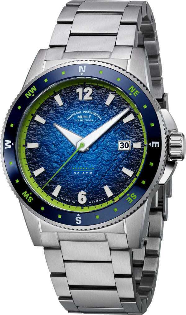 Sportivo Compass Date shown on the stainless steel bracelet